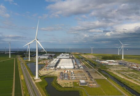 Ein Luftbild eines Rechenzentrums neben Windkraftanlagen