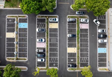 Parkplatz mit parkenden Autos