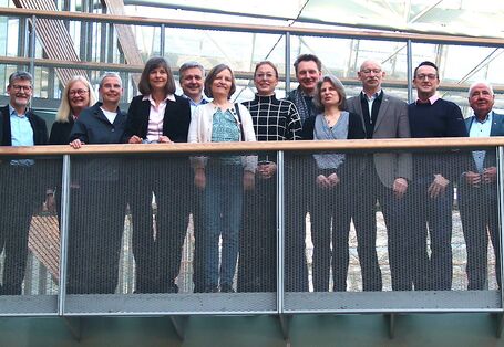 Gruppenfoto von 14 Personen auf einer Brücke