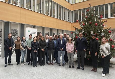 Auf dem Gruppenfoto sind die Mitglieder der Jury Umweltzeichen und Vertreter*innen vom Bundesumweltministerium, Umweltbundesamt und der RAL gGmbH zu sehen.