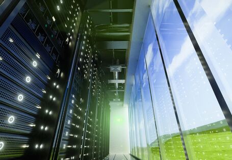 Ein Gang zwischen Serverracks, eine Seite mit Spiegelung einer Landschaft als Symbol für Green-IT