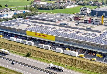 Luftaufnahme des Standorts der Alois Müller GmbH. Das Dach der Fabrikhalle ist fast vollständig mit Photovoltaik belegt.