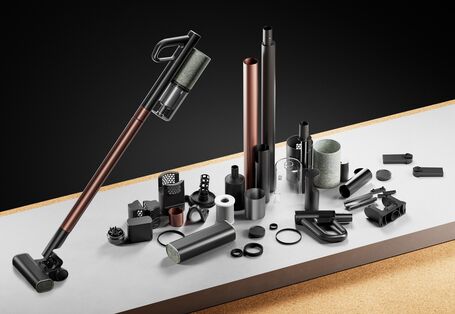 Ein Akku-Staubsauger zusammengebaut und daneben noch einmal in Einzelteilen 