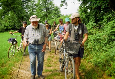 Michael Succow läuft mit weiteren Personen auf einem Waldweg