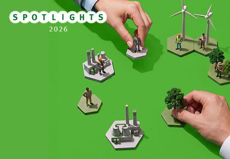 Hände halten Menschen und Bäume und Kraftwerke wie Spielfiguren