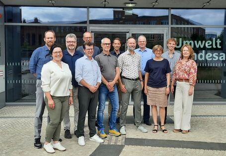 Gruppenfoto vor dem Gebäude des Umweltbundesamtes