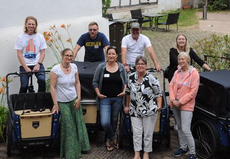Bürgerinnen und Bürger gruppieren sich vor Lastenrädern