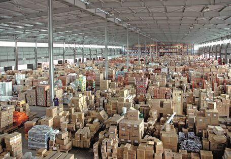 gestapelte Kartons in einer Lagerhalle