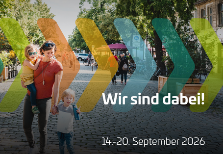 eine Mutter mit zwei Kleinkindern in einer Fußgängerzone im Sommer und Text: Woche der Klimaanpassung. Wir sind dabei! 14.-20.September 2026. Im Auftrag des: Bundesministerium für Umwelt, Klimaschutz, Naturschutz und nukleare Sicherheit