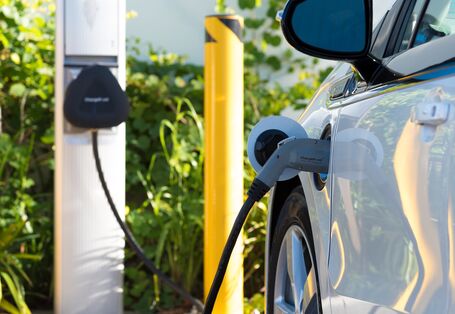 Elektroauto wird an Ladesäule geladen