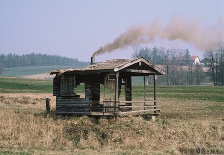 alte Hütte in einem Feld