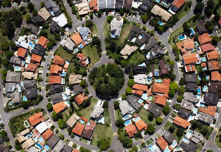 Das Bild zeigt eine Wohnsiedlung aus der Vogelperspektive