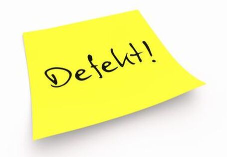 Gelber Klebe-Notizzettel mit der Aufschrift „Defekt“