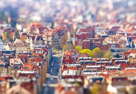 Man sieht die Draufsicht auf eine Stadt. 