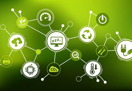 Abstrakte Darstellung von Green-IT: verschiedene Themenbereiche werden durch Symbole dargestellt und miteinander verbunden. So entstehende Netz ist auf einem grünen Hintergrund platziert.