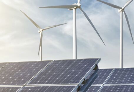 Solaranlage und Windmühlen