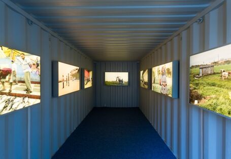 Ein Container von innen, an den Wänden hängen die Fotografien des Künstlers Martin Jehnichen