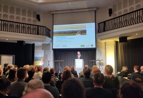 UBA-Vizepräsidentin Lilian Busse begrüßt die Teilnehmenden der Stadt-Land-Plus-Abschlusskonferenz.