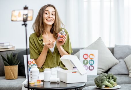 Eine Frau nimmt ein Werbevideo mit dem Smartphone auf.