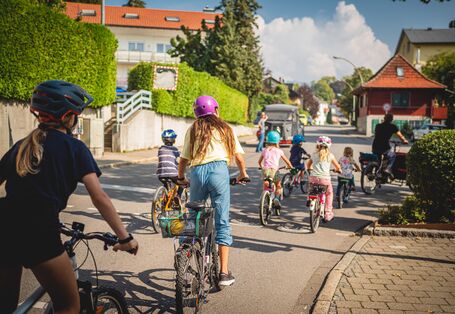 Kinder fahren in einem Wohngebiet Fahrrad.