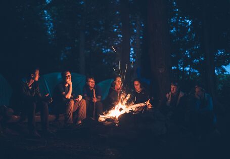 Menschen am Lagerfeuer