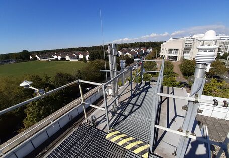 Blick vom Messcontainer Richtung Langener Stadtwald - Frankfurter Flughafen