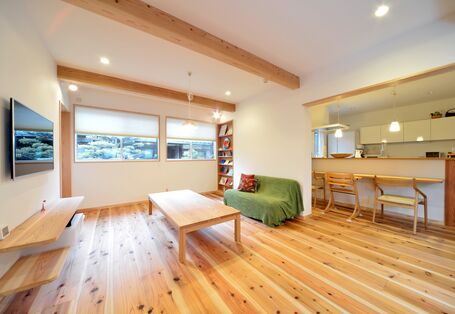Das Bild zeigt ein Zimmer mit einer offenen Küche.