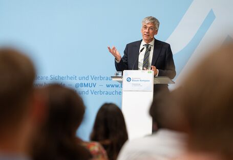 Der parlamentarischer Staatssekretär Stefan Tidow hielt anlässlich der Verleihung eine Rede am Rednerpult.