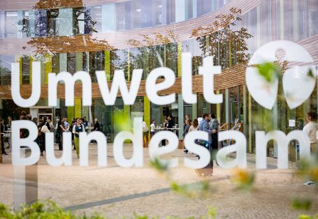 Teilnehmende der UBA-Fachkonferenz „Klimawandelanpassung im Blick – welche Fortschritte machen wir?“ im Atrium des Umweltbundesamtes in Dessau.