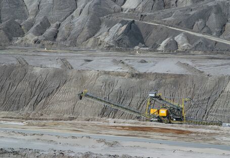 Das Bild zeigt einen Bagger ein einem großen Bergbau.