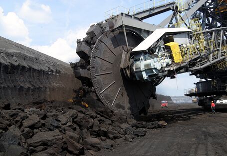 Braunkohlebagger im Tagebaugebiet