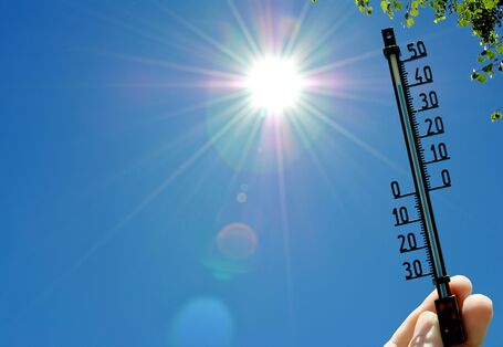Das Bild zeigt ein Thermometer im Sonnenschein.