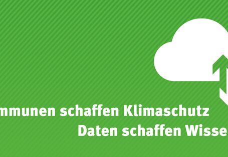 Grüner Hintergrund mit Slogan: Kommunen schaffen Klimaschutz – Daten schaffen Wissen