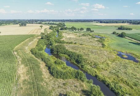 Luftaufnahme einer ländlichen Flusslandschaft im Sommer.