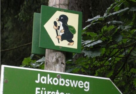 Foto eines Wegweisers, die den Lehrpfad ausschildern.