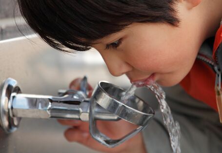 Bild eines Kindes am Wasserhahn