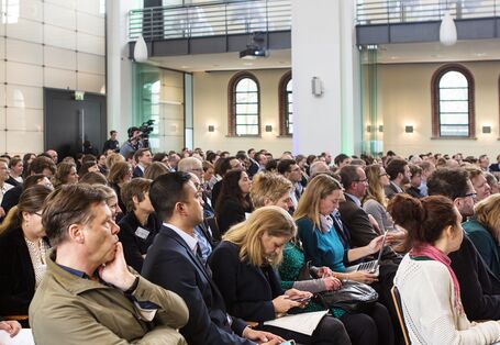Rund 350 Teilnehmende besuchten das erste UBA Forum mobil & nachhaltig in Berlin