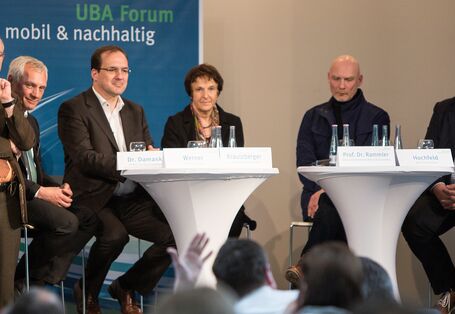 Podiumsdiskussion „Schritte zur Stadt für Morgen“ zum Abschluss des UBA Forums mit Joachim Damasky (Verband der Automobilindustrie), Maria Krautzberger (Präsidentin Umweltbundesamt), Christian Hochfeld (Agora Verkehrswende), Prof. Dr. Stephan Rammler (Hochschule für bildende Künste Braunschweig), Roland Werner (UBER Deutschland)