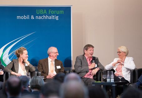 Talkrunde „Stadtmobilität geht auch anders!“ mit Günter Bachmann (Amt für Wirtschaft und Stadtentwicklung, Darmstadt), Regine Günther (Verkehrs- und Umweltsenatorin, Berlin), Dr. Harry Lehmann (Umweltbundesamt), Martin Randelhoff (Blogger zukunft-mobilitaet.net), Bettina Rust (Moderatorin RBB)