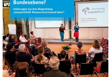 Vortragsrunde mit zwei Moderatorinnen vor Leinwänden