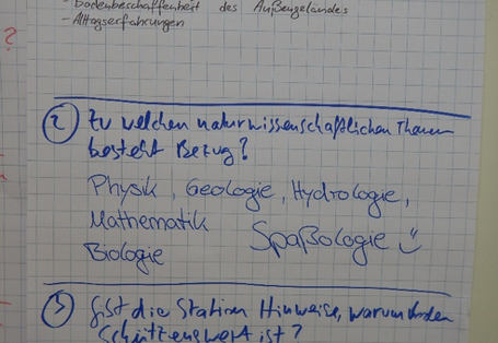 Mit Flipcharts halten die Fachkräfte weitergehende Überlegungen und Ideen zu den Experimenten fest