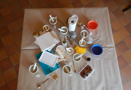 Materialangebot zur spontanen Herstellung von Bodenfarben aus dem ‚vor Ort‘ gesammelten Material