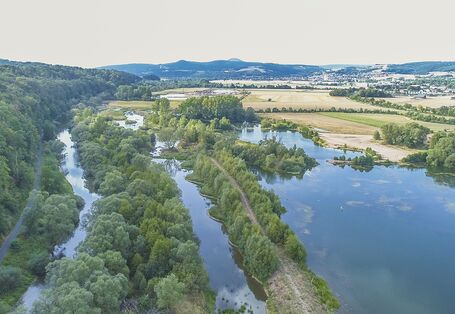 Luftbild der Fulda, eines neu geschaffenen Nebenarms und dem direkt benachbarten Breitenbacher Kiessees.
