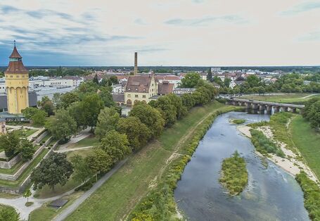 Luftbild der renaturierten Murg im Stadtgebiet Rastatt in der Nähe der Franzbrücke. 