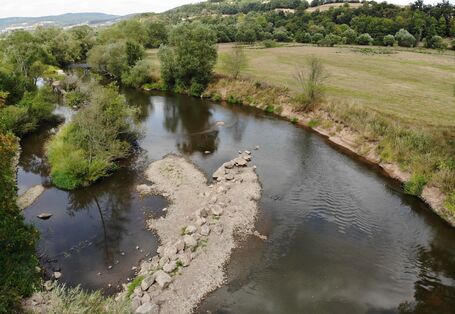 Aerial view of the Fulda. A number of large stones were installed diagonally into the riverbed. Erosion has started at the opposite riverbank.