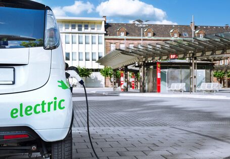 Elektroauto an Ladestation
