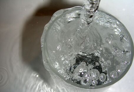 Ein Glas Trinkwasser