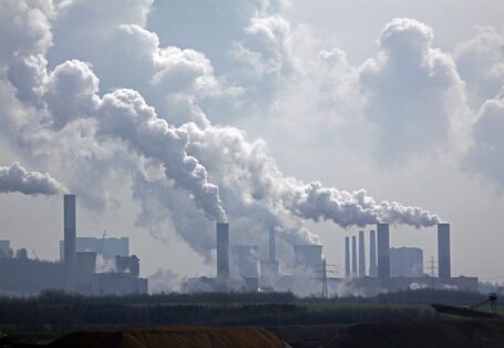 Eine Fabrikanlage mit rauchenden Schloten