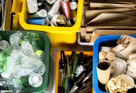 Getrennte Verpackungen im Haushalt, in Kisten gesammelt. Glas, Karton, Kunststoff etc.