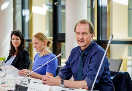 Das Bild zeigt Prof. Dr. Dirk Messner, den Präsidenten des Umweltbundesamtes. Dieser sitzt an einem Tisch und verfolgt den Ablauf der Jurysitzung. 